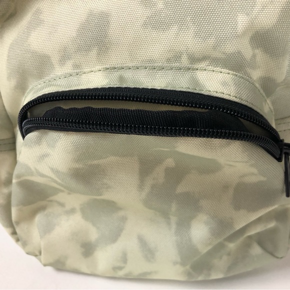 Vans Mini Backpack Got This Camo Style Women’s Bag NWT - Picture 8 of 8
